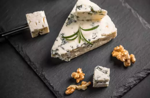 gorgonzola can be used as a substitute for robiola in most recipes.