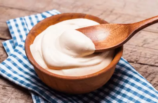sour cream, similar to yogurt and one of the preferable substitutes for yogurt.