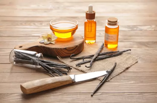 vanilla extract is a popular substitute for maple extract