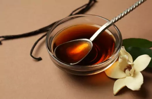vanilla extract is a popular substitute for rum extract