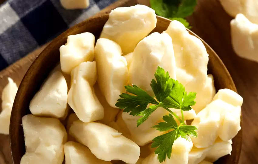 cheese curds are a regional cheese from the upper midwest that is made from cheddar cheese